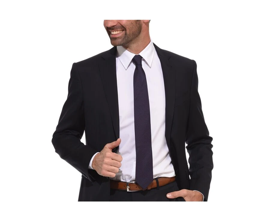 Cravate Homme Soie Marine - Micro Pois Rouge 5 Cravate Homme Soie Marine - Micro Pois Rouge – Image 3