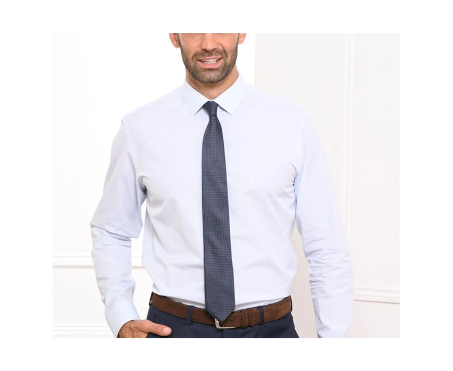 Cravate Homme Soie Bleu Pétrole Micro Pois Marine 4 Cravate Homme Soie Bleu Pétrole Micro Pois Marine – Image 3