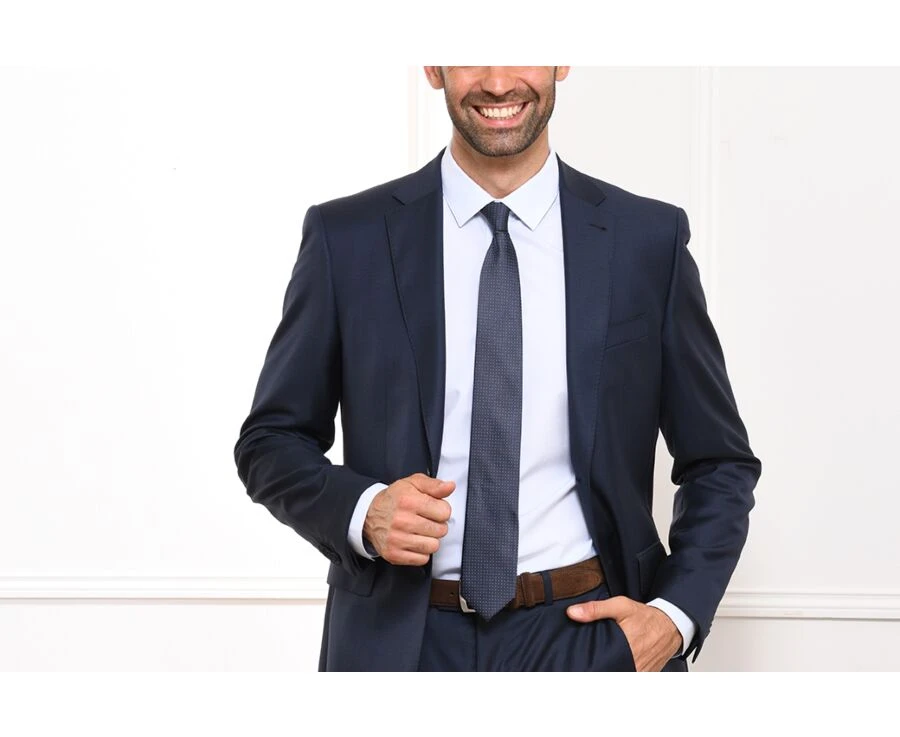 Cravate Homme Soie Bleu Pétrole Micro Pois Marine 5 Cravate Homme Soie Bleu Pétrole Micro Pois Marine – Image 4